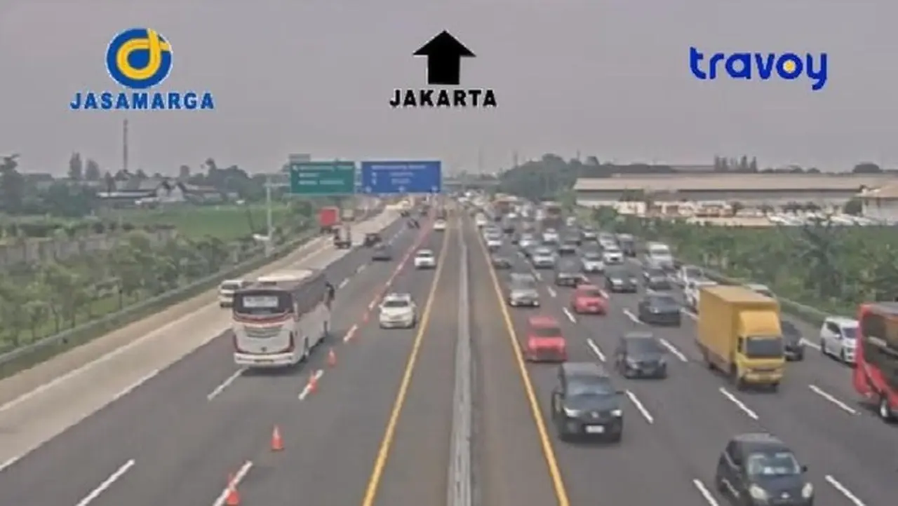 Kepadatan Arus Lalu Lintas Di Tol Jakarta Cikampek Dan Jalan Layang Mbz Terjadi Saat Libur Natal 2025 Dan Tahun Baru 2026. (dok. Travoy Jasa Marga)