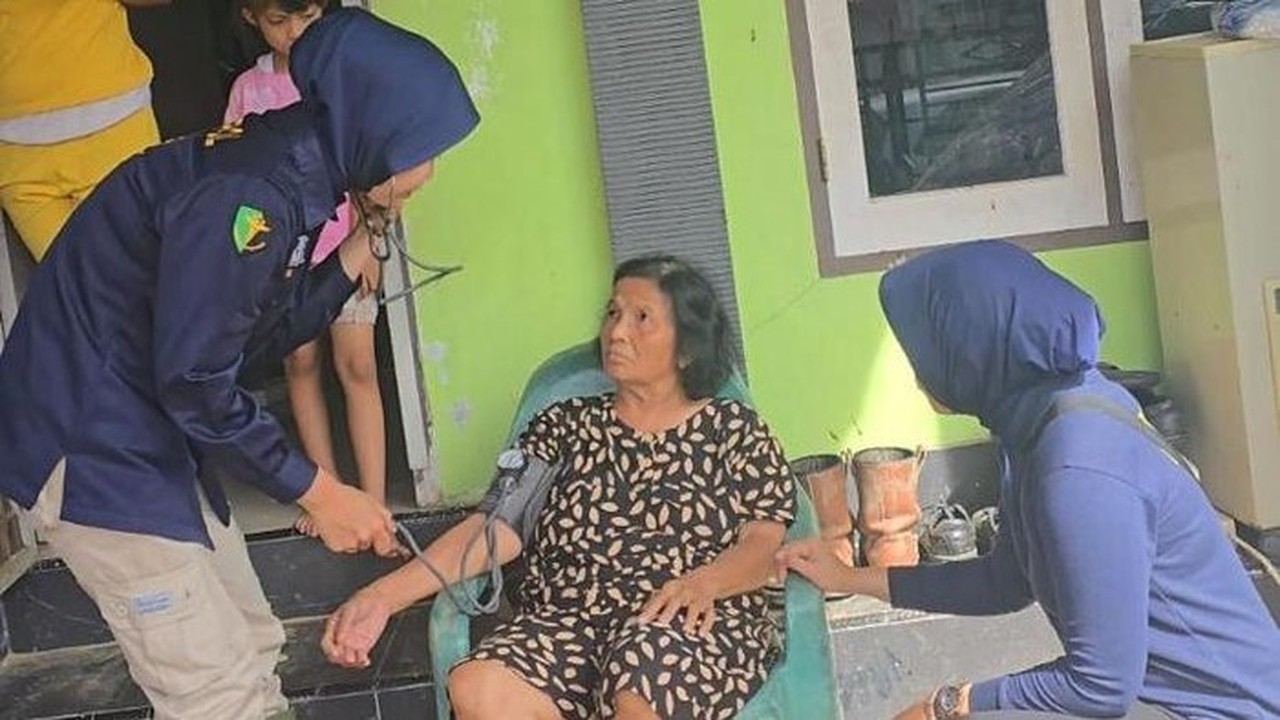 Polda Sumbar Berikan Pengobatan Gratis untuk 222 Warga Terdampak Bencana di Delapan Posko