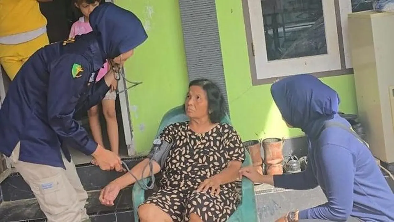 Polda Sumbar Menggelar Bakti Kesehatan Terhadap 222 Warga Terdampak Bencana. (foto: Polda Sumbar).