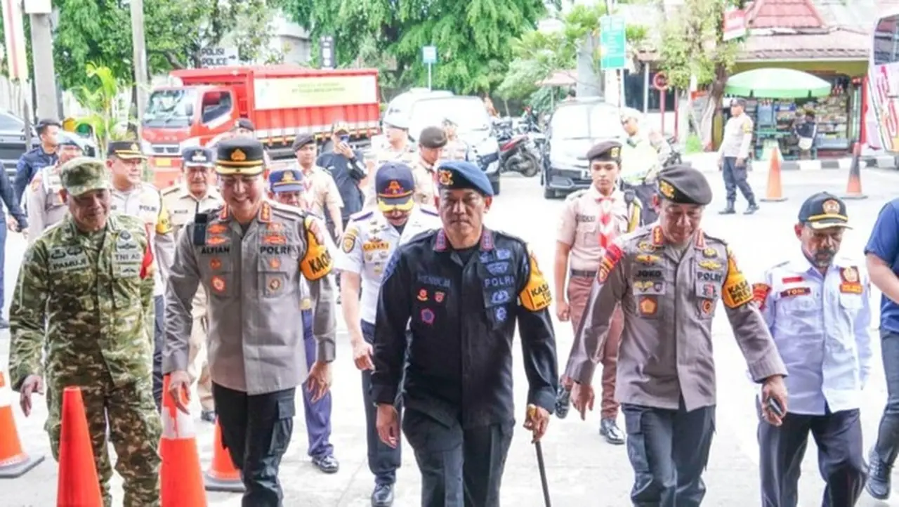 Komandan Satuan Brimob Polda Metro Jaya, Kombes Henik Maryanto, Meninjau Pengamanan Operasi Lilin Jaya 2025 Di Sejumlah Pos Pengamanan. (foto: Dok. Istimewa)