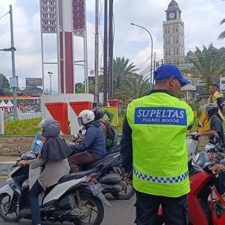 Dari Sekuriti ke ‘Joki Jalur’ Puncak: Kisah Mang Apip Bantu Atur Lalu Lintas Libur Natal