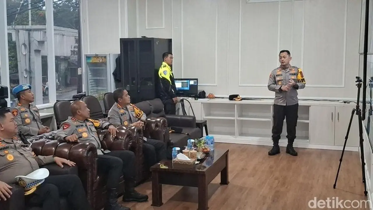 Kapolres Bogor Akbp Wikha Ardilestatnto Memaparkan Sejumlah Strategi Rekayasa Lalulintas Di Jalan Raya Puncak, Bogor, Jawa Barat (jabar) Selama Libur Natal Dan Tahun Baru (sholihin/detikcom)