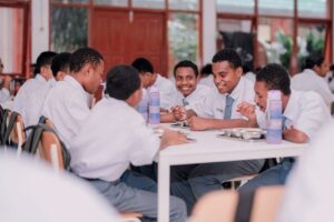 Alfius Jrifenth Mote: Dari Penjual Pinang di Jayapura Menuju Sekolah Gratis Berkualitas