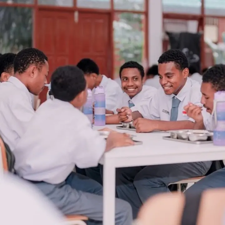 Alfius Jrifenth Mote: Dari Penjual Pinang di Jayapura Menuju Sekolah Gratis Berkualitas