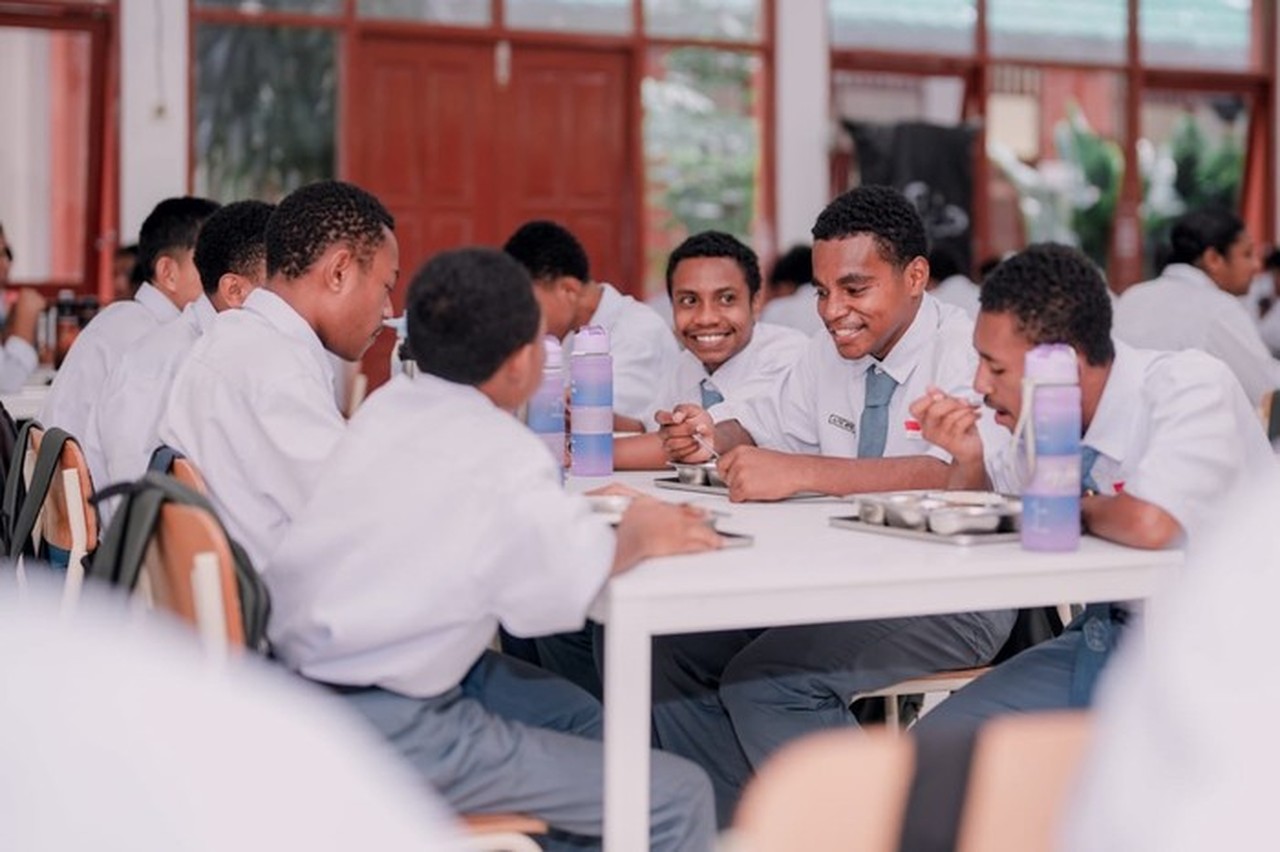 Alfius Jrifenth Mote: Dari Penjual Pinang di Jayapura Menuju Sekolah Gratis Berkualitas