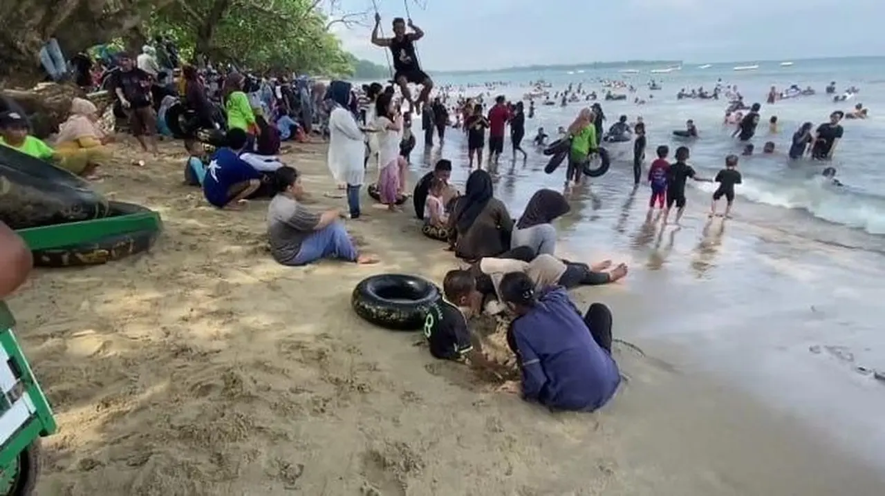 Sejumlah Wisatawan Asik Bermain Air Di Pantai Carita (dok Istimewa)