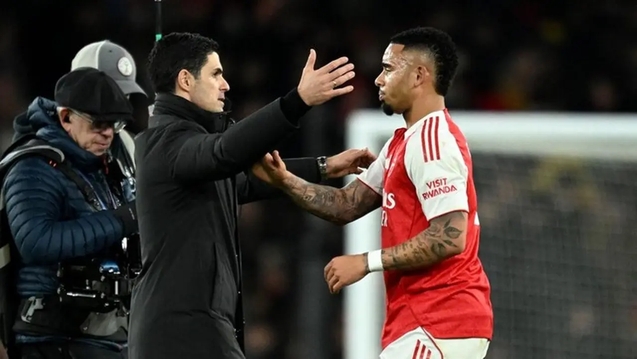 Mikel Arteta Dan Salah Satu Pemainnya, Gabriel Jesus, Usai Pertandingan Arsenal. Foto: Reuters/dylan Martinez