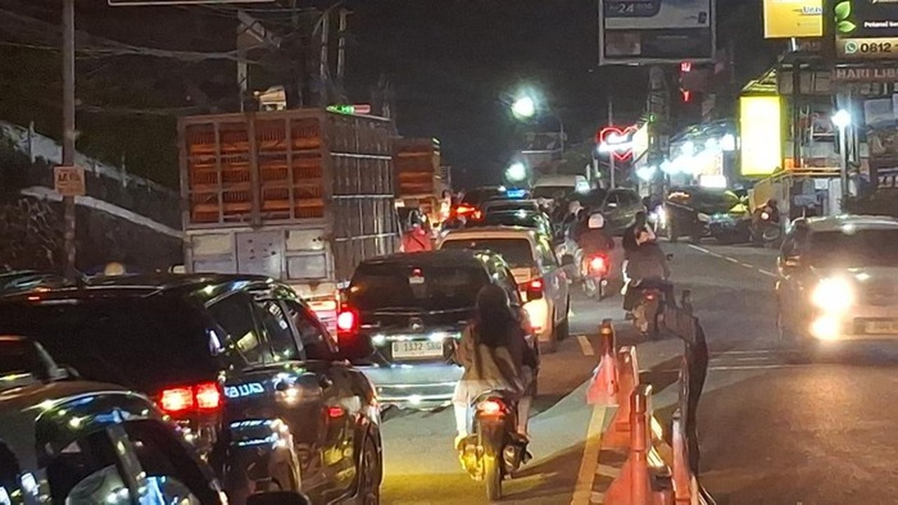Usai One Way, Arus Lalu Lintas Arah Puncak Bogor Masih Padat Malam Ini