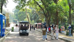 Libur Natal 2025: Taman Margasatwa Ragunan Dibanjiri Pengunjung Sejak Pagi