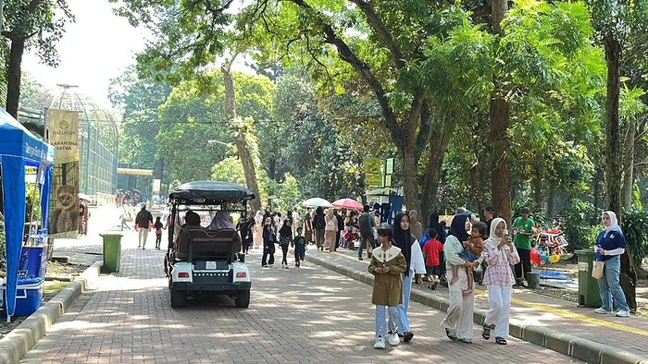 Taman Margasatwa Ragunan, Jaksel, Dipadati Pengunjung Saat Libur Natal 2025. (anggi M/detikcom)
