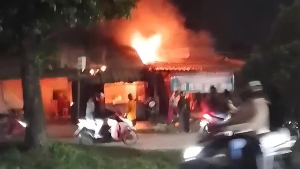 Rumah Makan di Katulampa Bogor Terbakar Hebat, Dua Pegawai Dilarikan ke Puskesmas Rumah Makan di Katulampa Bogor Terbakar Hebat, Dua Pegawai Dilarikan ke Puskesmas