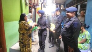 Brimob Polda Metro Jaya Salurkan 625 Kg Beras untuk 125 KK di Kebon Sirih, Jakarta Pusat