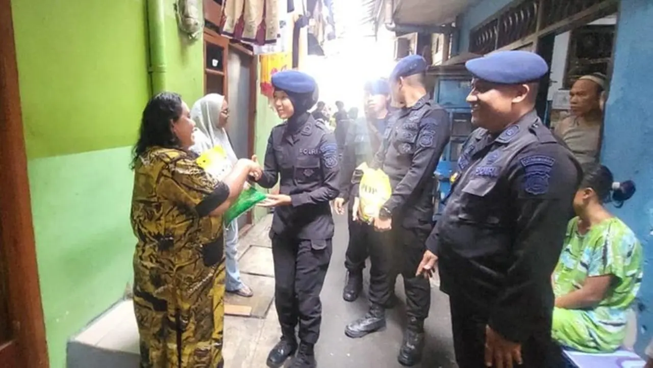 Brimob Polda Metro Jaya Menyalurkan 625 Kg Beras Kepada 125 Kepala Keluarga (kk) Di Kelurahan Kebon Sirih, Menteng, Jakarta Pusat. (foto: Dok. Istimewa)