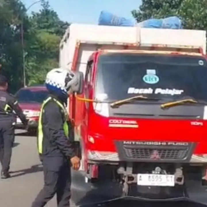 Truk Bermuatan Hebel Berlebih Diputar Balik Petugas di Simpang Gadog Bogor