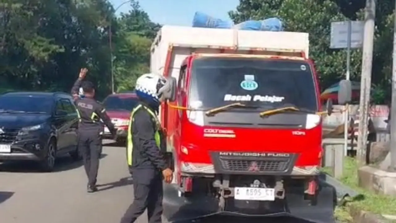 Truk Bermuatan Hebel Dengan Kapasitas Berlebih Yang Hendak Menuju Puncak, Bogor, Diputar Balik Oleh Petugas Kepolisian. (foto: Dok. Istimewa)