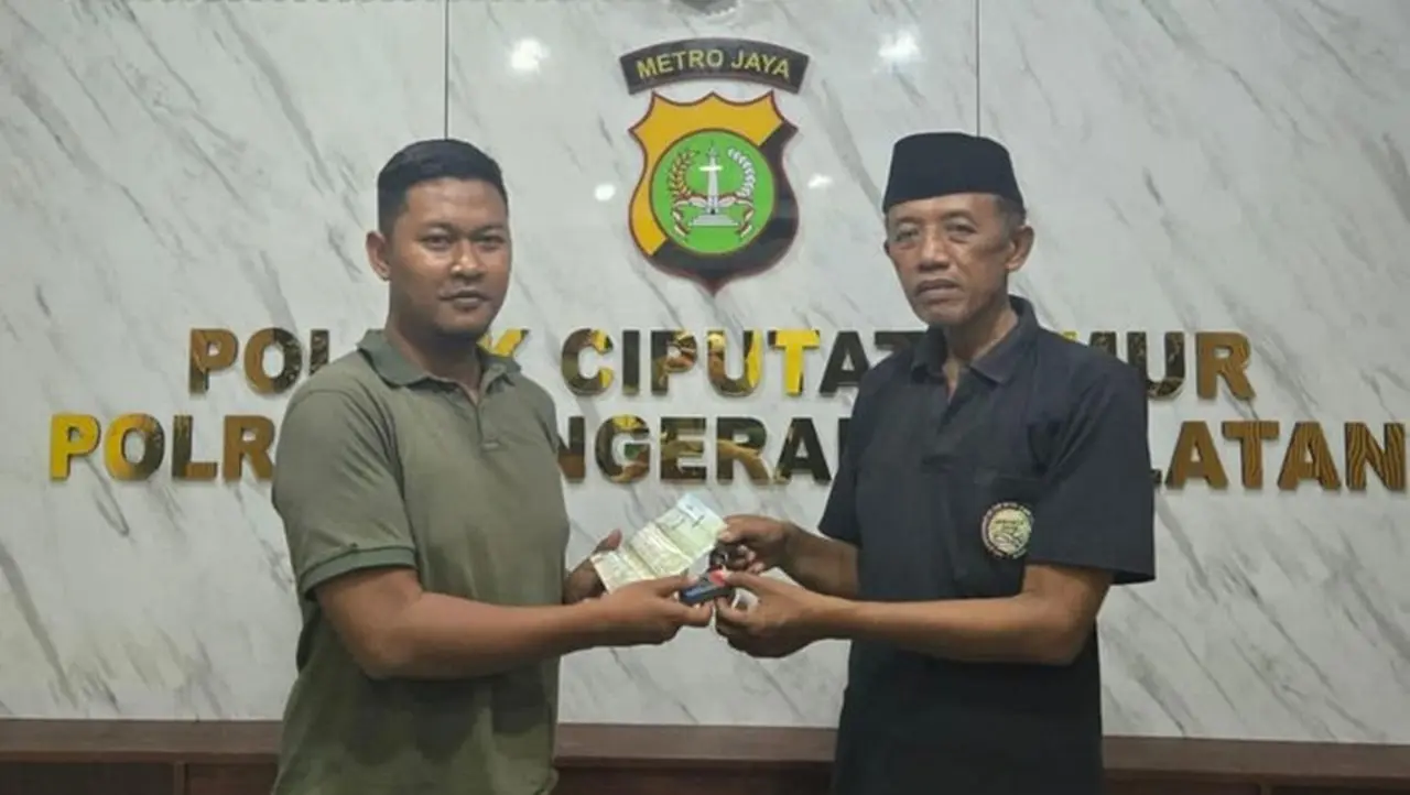Foto: Polsek Ciputat Timur Mengembalikan Motor Yang Dicuri Kepada Pemiliknya. (dok. Istimewa)
