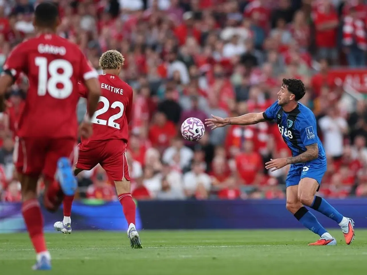 Bek Bournemouth Marcos Senesi (kanan) Diincar 3 Klub Besar Eropa. (foto: Michael Steele/getty Images)