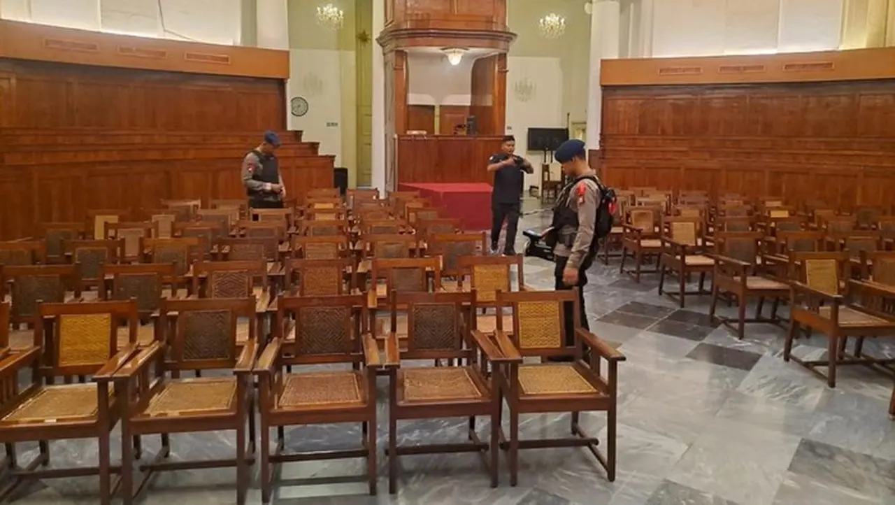 Brimob Polda Metro Jaya Sterilisasi Di Gereja Immanuel, Jakarta, Kamis (25/12/2025). (foto: Dok. Polda Metro Jaya)