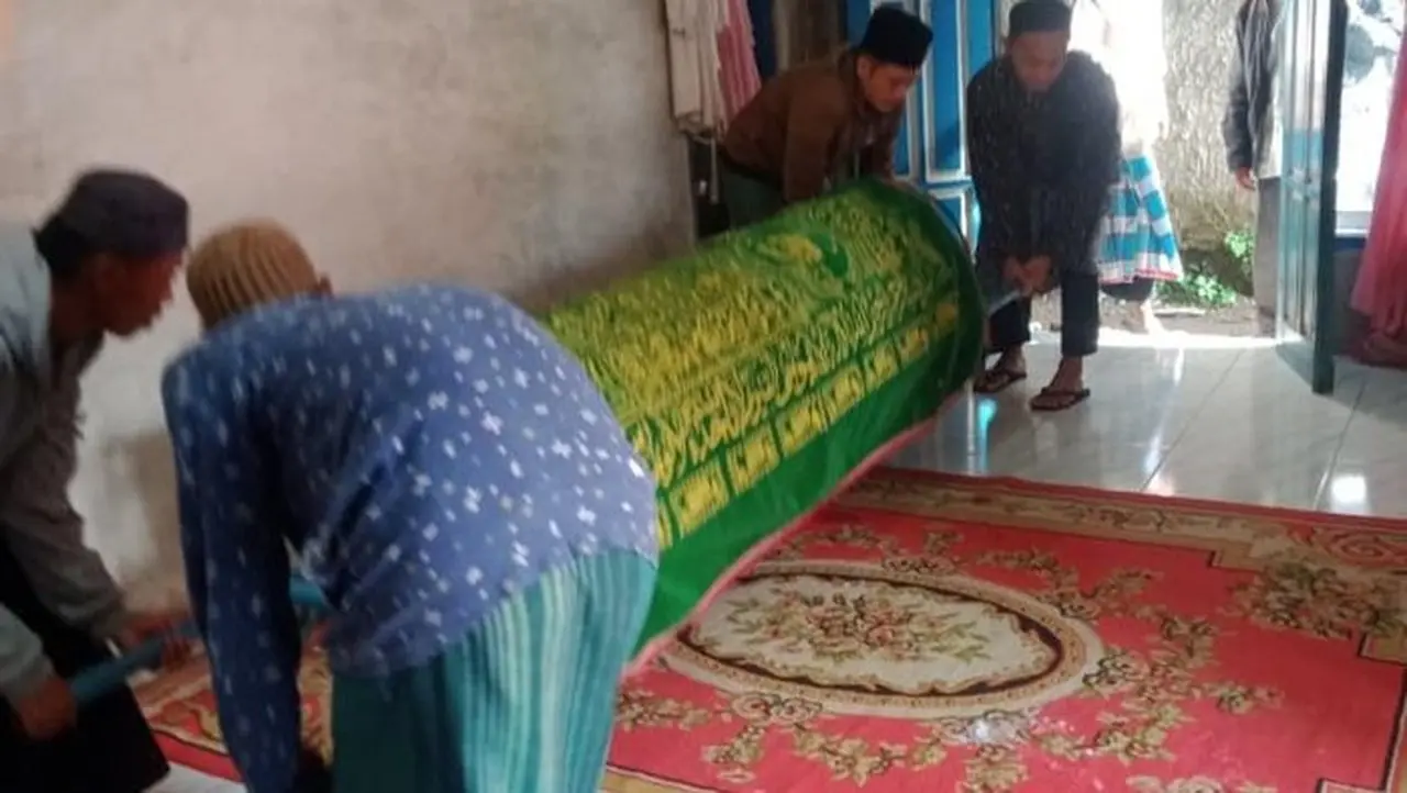 Foto: Jenazah Nenek Asyah Dibawa Ke Makam Menggunakan Keranda (istimewa)