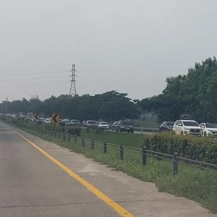 Tol Cipali Arah Timur Macet Parah Sejak Km 188, Antrean Kendaraan Capai 8 Kilometer