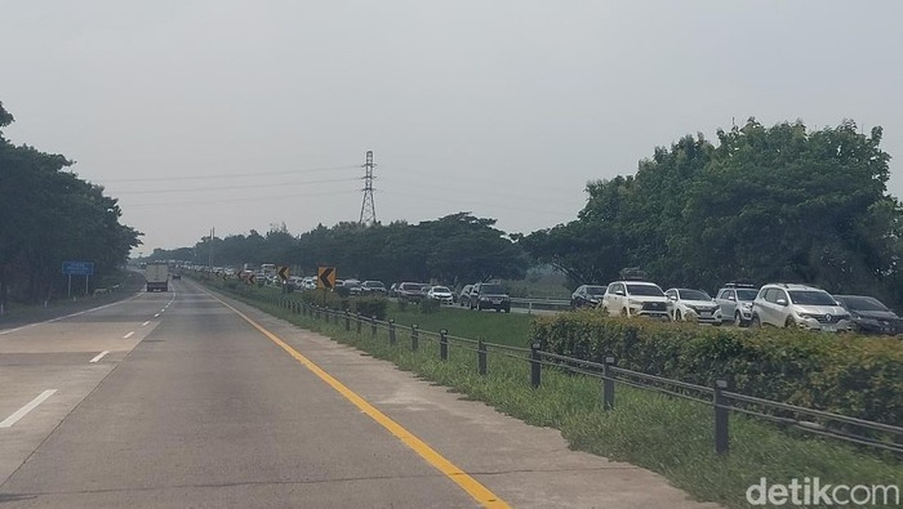Tol Cipali Arah Timur Macet Parah Sejak Km 188, Antrean Kendaraan Capai 8 Kilometer