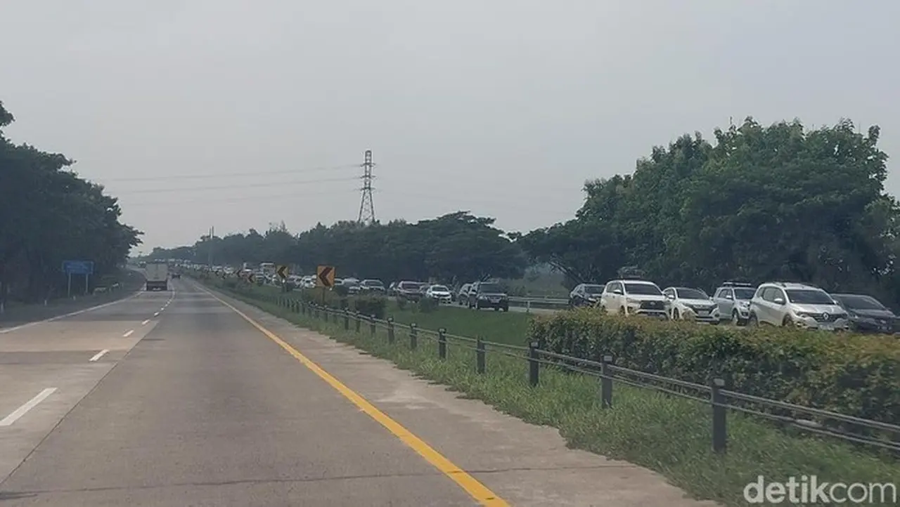 Kepadatan Kendaraan Di Jalan Tol Cipali (foto: Devteo Mahardika)
