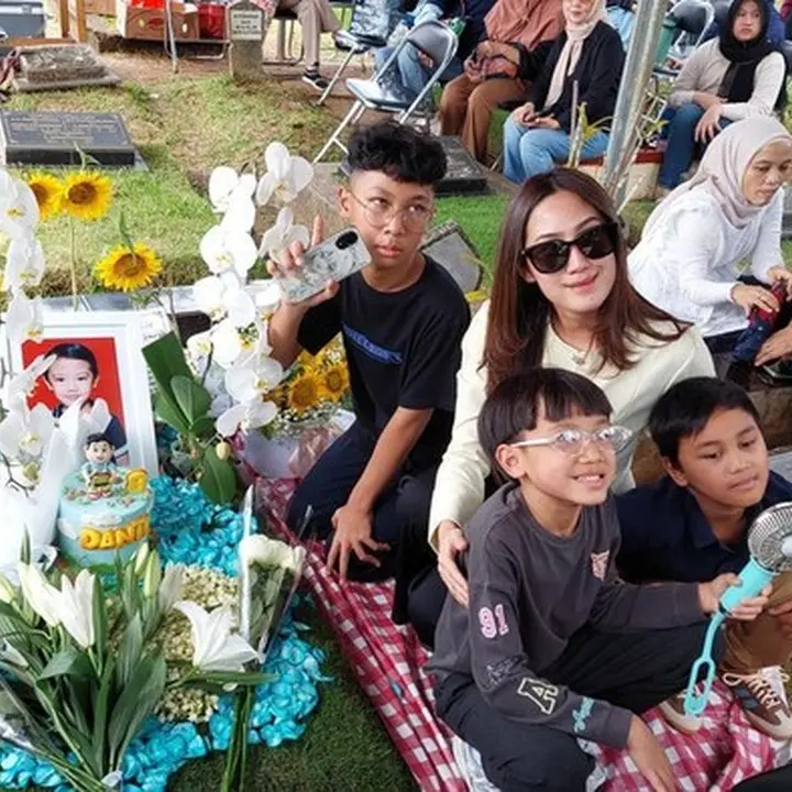 Tamara Tyasmara Rayakan Ulang Tahun ke-8 Mendiang Dante di TPU Jeruk Purut