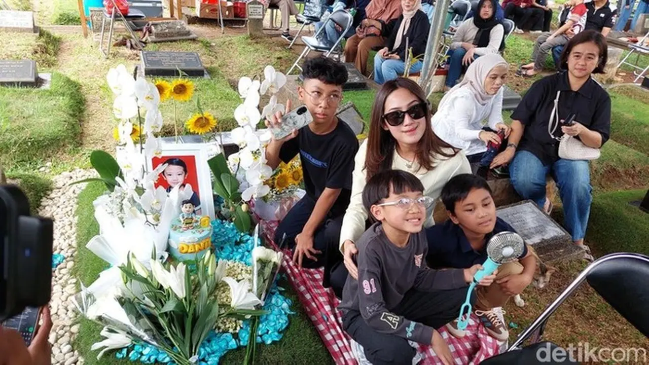 Tamara Tyasmara Rayakan Ulang Tahun Dante Di Makam. Foto: Febri/detikhot