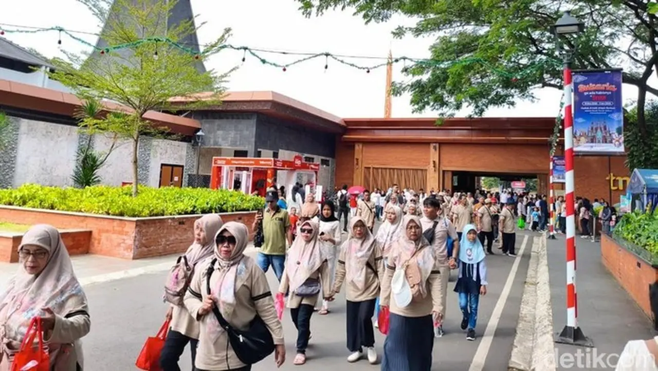 Suasana Taman Mini Indonesia Indah (tmii) Saat Long Weekend Liburan Nataru, Sabtu (27/12/2025) Pagi. (kurniawan/detikcom)