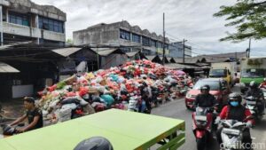 Gunungan Sampah di Tangsel Masih Menggunung, Bau Menyengat dan Sebabkan Kemacetan