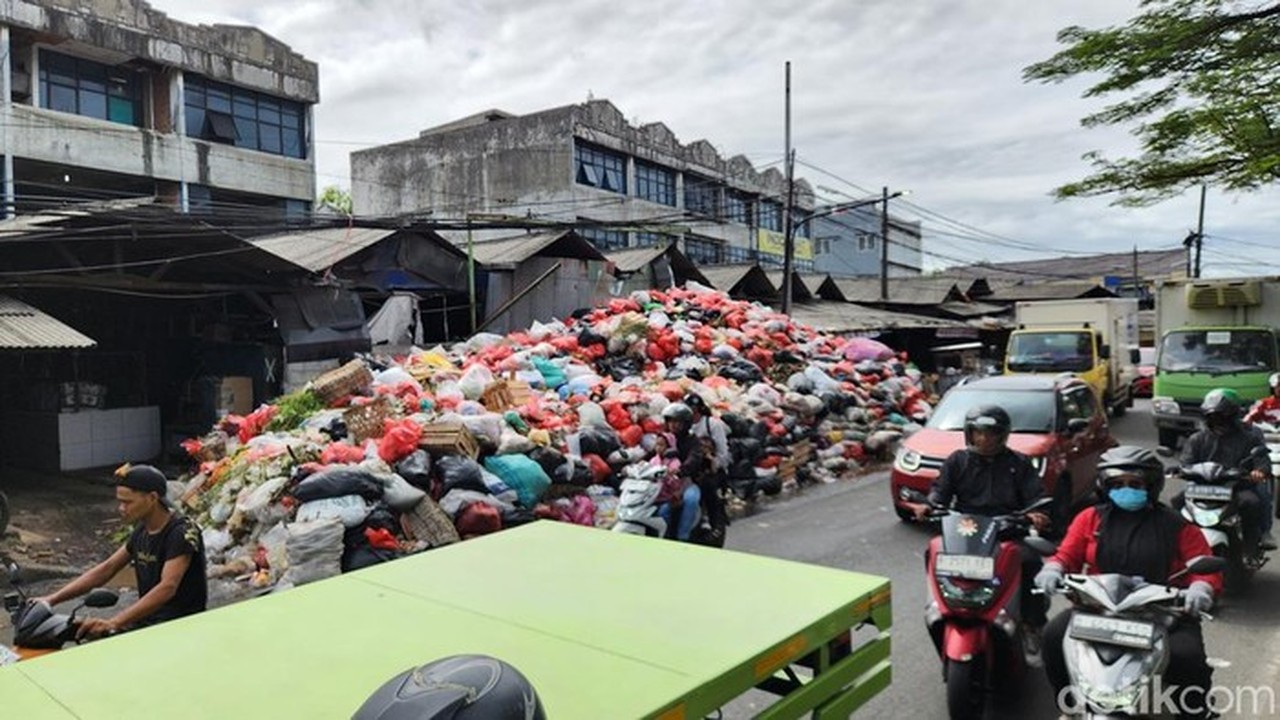 Gunungan Sampah di Tangsel Masih Menggunung, Bau Menyengat dan Sebabkan Kemacetan