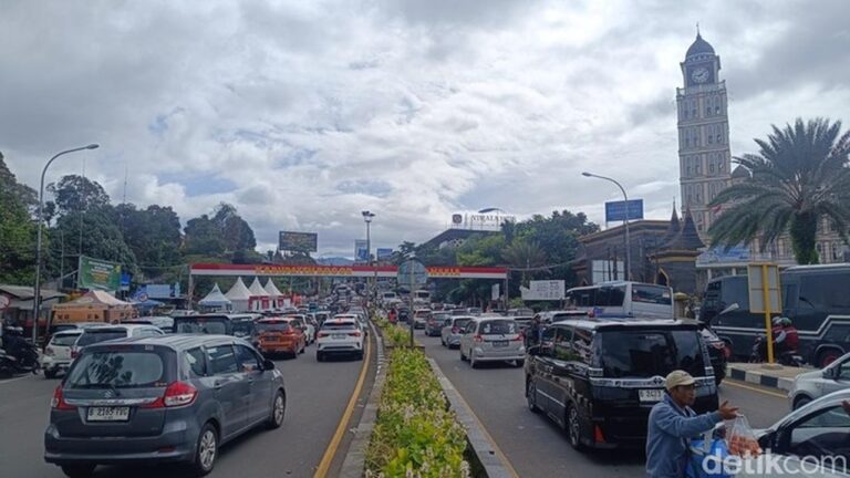 Arus Puncak Bogor Padat Akibat One Way, Kendaraan Pelat B Dominasi Jalur Wisata