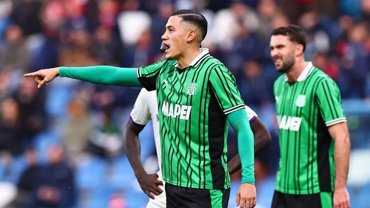 Jay Idzes Memberikan Instruksi Di Lapangan Saat Membela Sassuolo. Foto: Getty Images/luca Amedeo Bizzarri