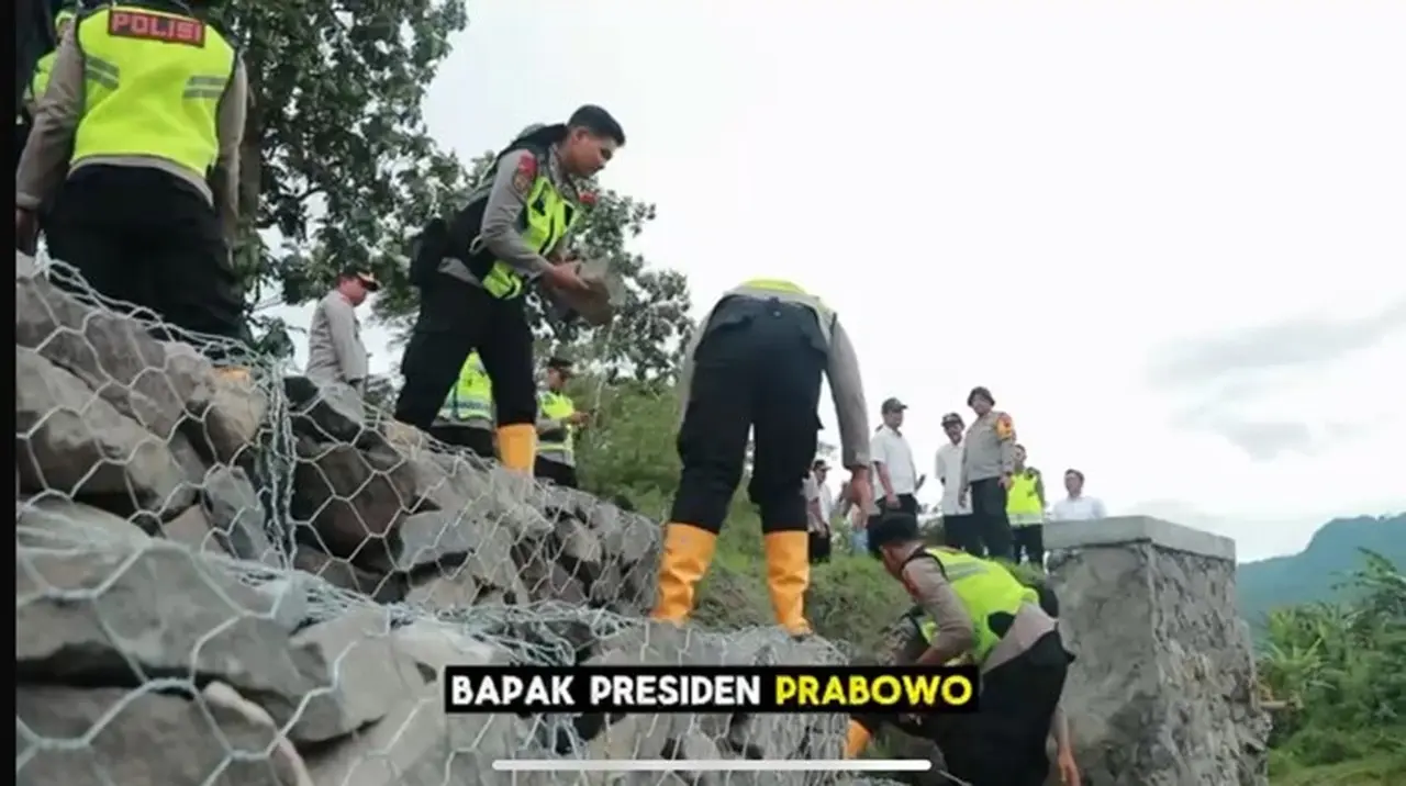 Foto Polres Klaten Bangun Jembatan: (dok Istimewa)