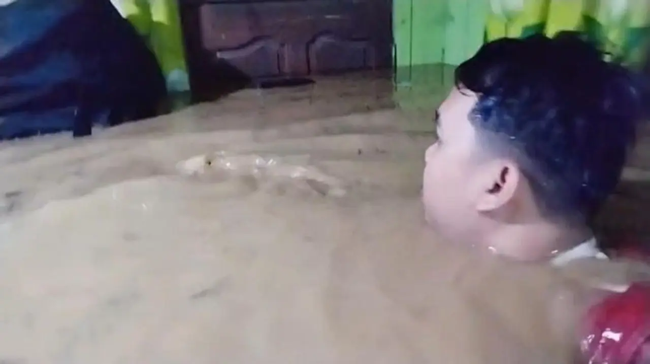 Foto: Banjir Di Balangan Kalsel, Sabtu (27/12) Mencapai Setinggi Atap Rumah. (dok Istimewa).