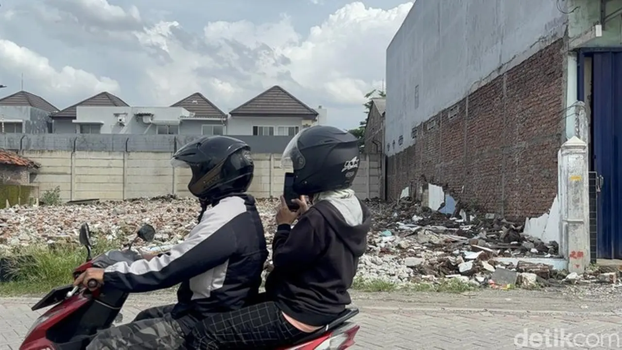 Kondisi Rumah Elina Rata Dengan Tanah. (foto: Aprilia Devi/detikjatim)
