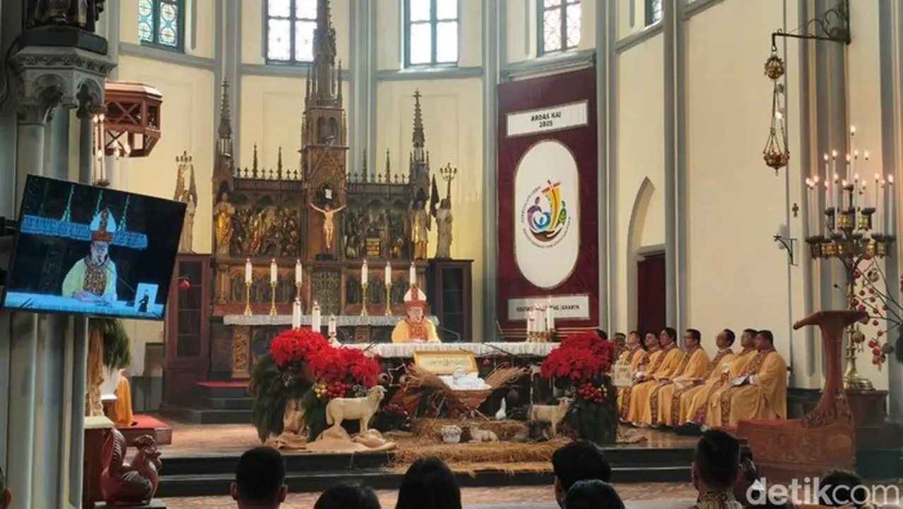Uskup Agung Jakarta Kardinal Ignatius Suharyo Memimpin Ibadah Misa Pontifikal Di Gereja Katedral, Jakarta Pusat, Kamis (25/12/2025). (kurniawan/detikcom)