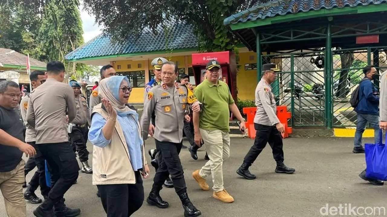 Foto: Kapolda Metro Jaya Irjen Asep Edi Suheri Mengecek Taman Margasatwa Ragunan Memastikan Keamanan Pengunjung Di Momen Libur Natal 2025. (rumondang Naibaho/detikcom)