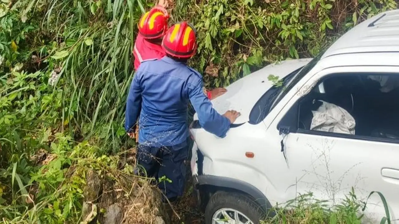 Mobil Terperosok Ke Dalam Jurang Di Desa Cijujung, Kecamatan Sukaraja, Bogor, Jawa Barat. (dok Damkar Kabupaten Bogor)