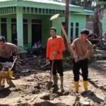 Polisi dan Warga Gayo Lues Bersinergi Bersihkan Lumpur Sisa Banjir Bandang
