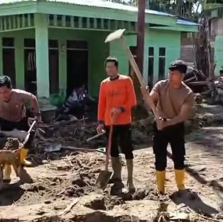 Polisi dan Warga Gayo Lues Bersinergi Bersihkan Lumpur Sisa Banjir Bandang