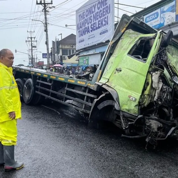 Rem Blong, Truk Tronton Muatan Keramik Hantam Tugu di Wonosobo, Lima Luka