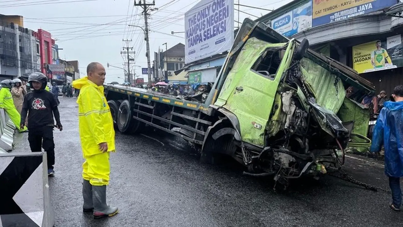 Truk Tronton Bermuatan Kramik Tabrak Tugu Di Wonosobo (dok.humas Polres Wonosobo).