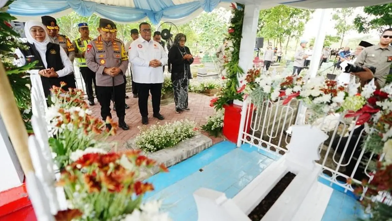 Kapolri Berziarah Ke Makam Marsinah. (foto: Dok. Istimewa)