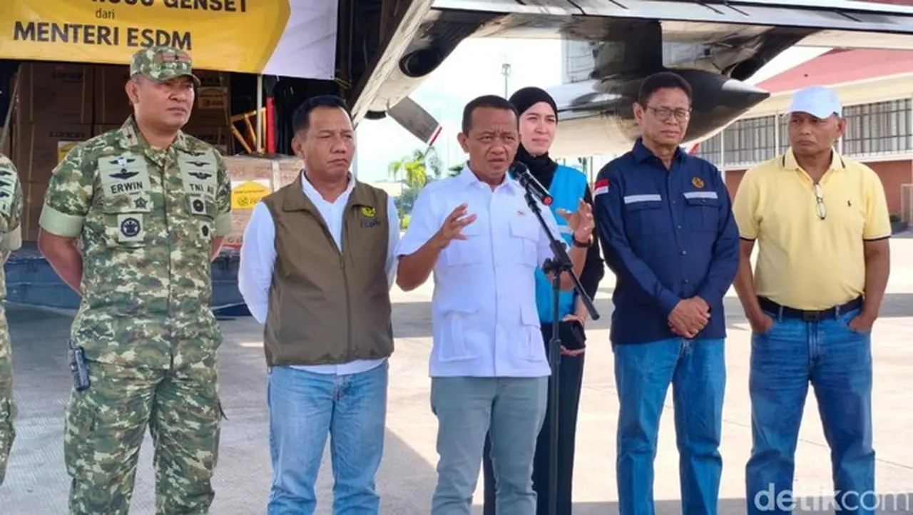 Menteri Esdm Bahlil Lahadalia Saat Pengiriman 1.000 Unit Genset Ke 224 Desa Di Aceh, Di Lanud Halim Perdanakusuma, Sabtu (27/12/2025). (kurniawan/detikcom)