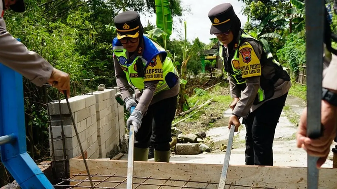 Kapolres Sragen, Akbp Dewiana Syamsu Indyasari, Saat Ikut Membangun Jembatan Penghubung Dukuh Karangtanjung Dan Dukuh Tileng (dok. Polres Sragen)