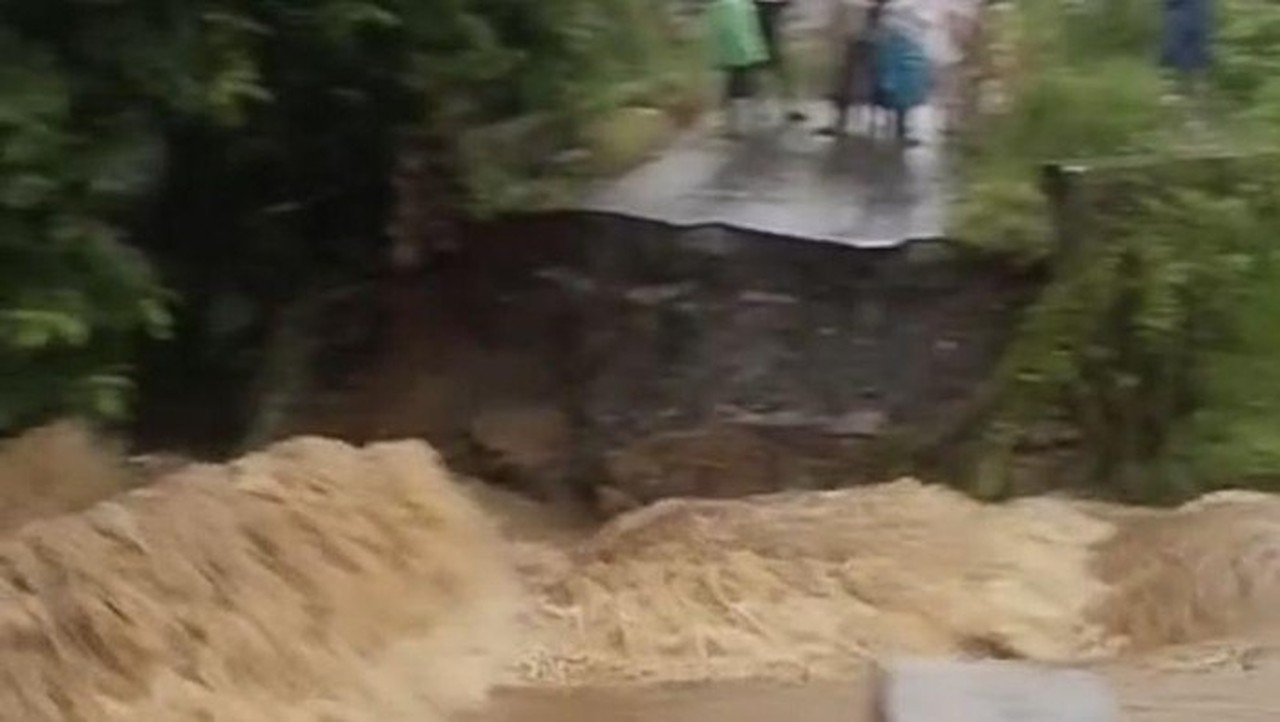 Jembatan Penghubung Desa di Tanah Laut Putus Diterjang Banjir, Satu Warga Tewas
