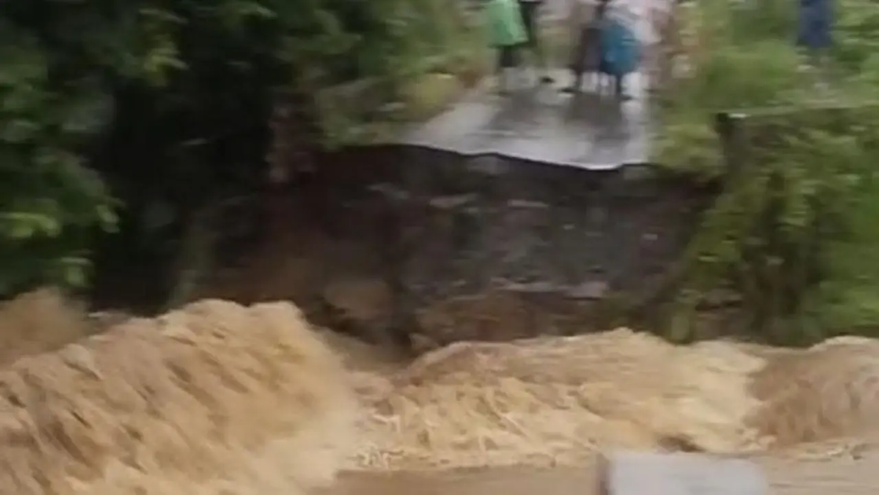 Kondisi Jembatan Penghubung Antardesa Di Tanah Laut, Kalsel, Putus Akibat Banjir, Sabtu (27/12/2025) Pagi. (antara/ho Dokumen Warga)