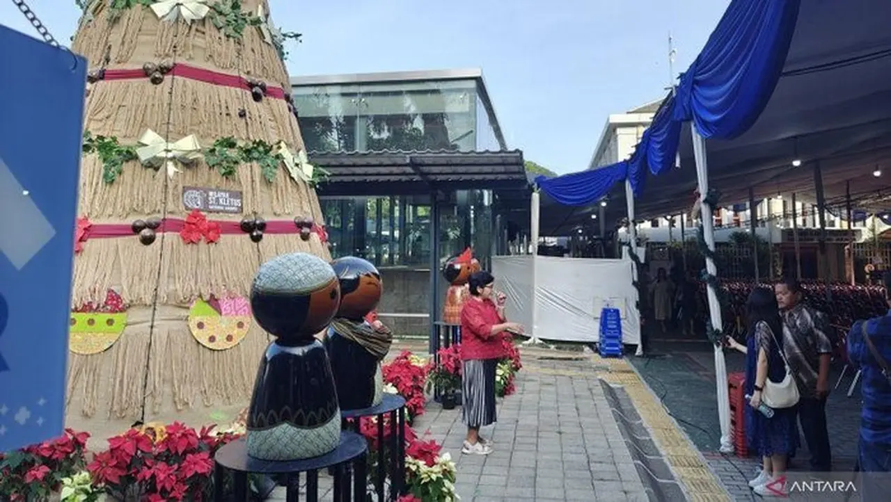 Jemaat Berswafoto Dengan Ornamen Pohon Natal Dari Bahan Daur Ulang Di Gereja Katedral Jakarta, Kamis (25/12/2025). (antara/m Riezko Bima Elko Prasetyo)