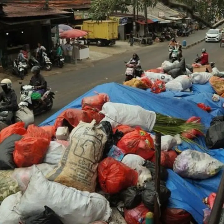 Tumpukan Sampah di Ciputat Menggunung, Warga Keluhkan Bau Busuk dan Belatung Selama Berminggu-minggu